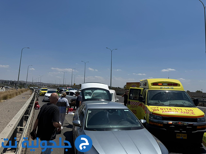 اصابة فتى راكب دراجة كهربائية بجراح خطيرة بعد تعرضه للدهس على شارع 531 قرب جلجولية